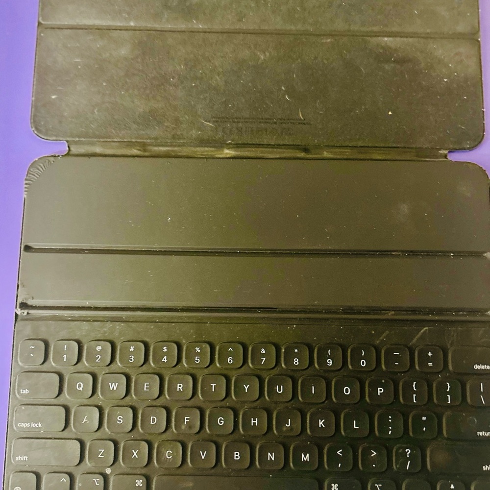 Apple Keyboard  Case for iPad Pro 11" & iPad Air 10.9”Black. EUC.Magic Keyboard